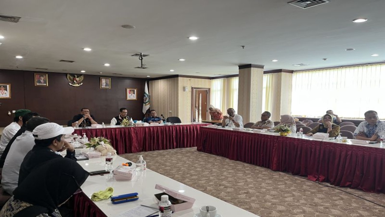 Komisi II DPRD Kepri melaksanakan rapat dengar pendapat (RDP) terkait kenaikan harga kedelai sebagai bahan baku pembuatan tahu dan tempe di Batam, Kamis. (ANTARA/Jessica)