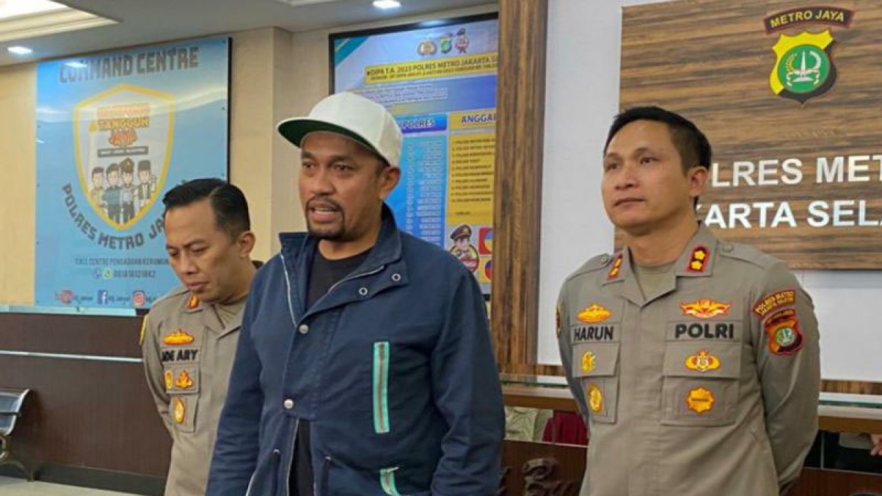 Wakil Ketua Komisi III DPR RI Ahmad Sahroni memberikan keterangan kepada wartawan, Jakarta, Jumat (24/2/2023). ANTARA/Luthfia Miranda Putri