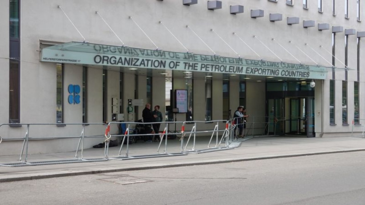 Foto Dokumen: Foto yang diambil pada 5 Oktober 2022 ini memperlihatkan kantor pusat Organisasi Negara-negara Pengekspor Minyak (OPEC) di Wina, Austria. ANTARA/Xinhua/Wang Zhou