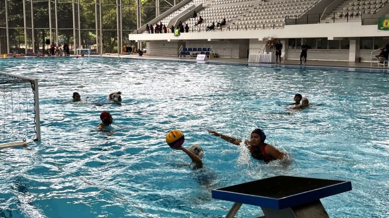 Peserta mini water polo BTN Dash Aquatic Challenge di Stadion Akuatik Gelora Bung Karno Jakarta, Minggu (12/1/2023). (ANTARA/Arnidhya Nur Zhafira)