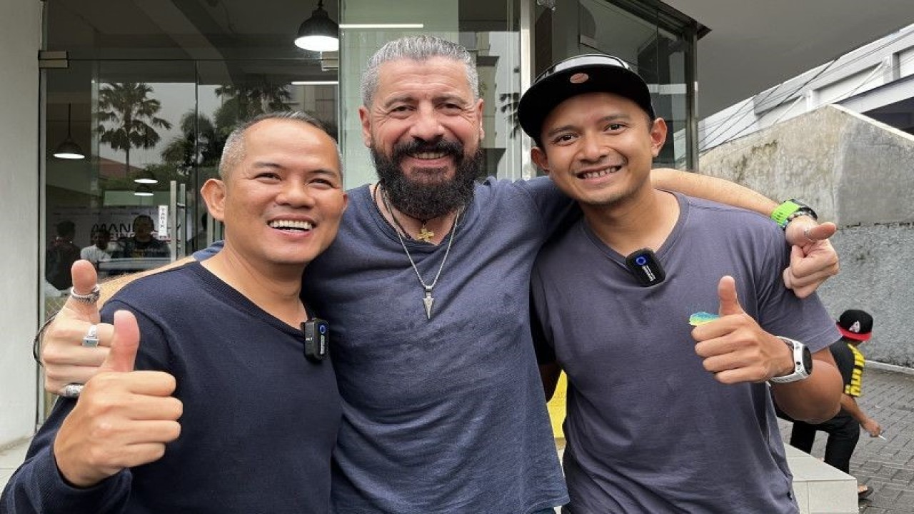 (Ki-ka) Mantan pembalap motor Indonesia Ahmad Jayadi, mantan pembalap motor sekaligus komentator MotoGP Matteo Guerinoni, dan pembalap Moto2 asal Indonesia Dimas Ekky Pratama berfoto bersama usai konferensi pers Mandalika Racing Series di Jakarta, Rabu (1/2/2023). (ANTARA/Arnidhya Nur Zhafira)