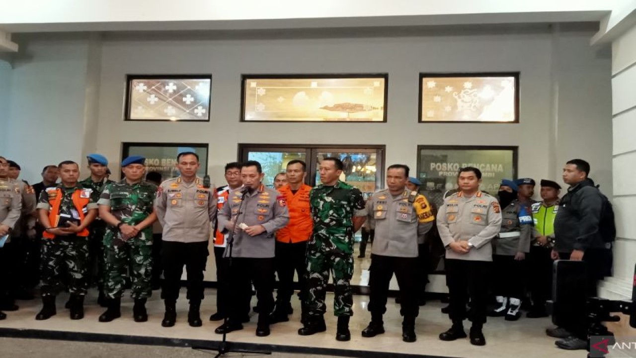 Konferesi pers Kapolri Jendral Listyo Sigit di Jambi, Selasa (21/2/2023). (FOTO ANTARA/Tuyani)