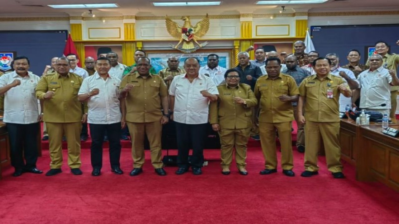Foto bersama usai rapat bersama Wakil Menteri Jhon Wempi Wetipo dan diikuti juga Pengurus KONI Papua, di Jakarta, Selasa, (14/2). (ANTARA/ HO - Humas KONI Papua)