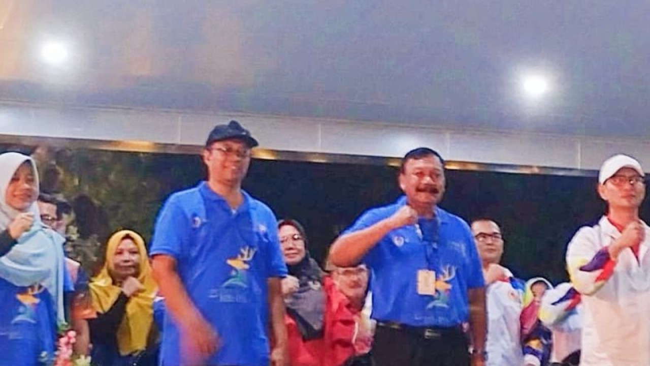 Wakil Ketua Umum KONI Pusat, Mayjen (Purn) Suwarno (kedua kanan) didampingi Gubernur Nusa Tenggara Barat (NTB), Zulkieflimansyah (kedua kiri) dan Wali Kota Mataram, Mohan Roliskana pada pembukaan Pekan Olahraga Provinsi (Porprov) XI di Mataram, Minggu (19/2/2023). (ANTARA/Nur Imansyah).