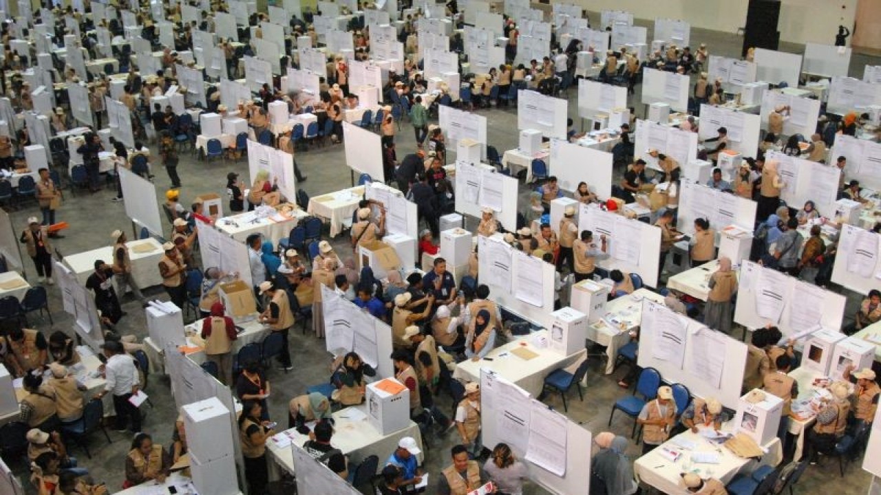 Arsip - Kelompok Penyelenggara Pemungutan Suara Luar Negeri (KPPSLN) melakukan penghitungan suara Pemilu 2019, di Dewan Tun Razak 1 dan 2, Kuala Lumpur, Malaysia, Rabu (17/4/19). ANTARA FOTO/Rafiuddin Abdul Rahman/ama.