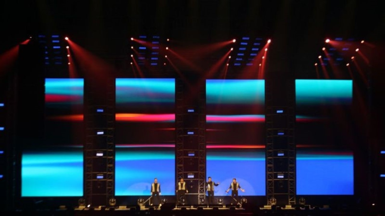 Grup boyband asal Irlandia, Westlife, saat konser "The Wild Dreams Tour" di ICE BSD Tangerang, Kamis (9/2/2023) malam. (ANTARA FOTO/Fauzan)