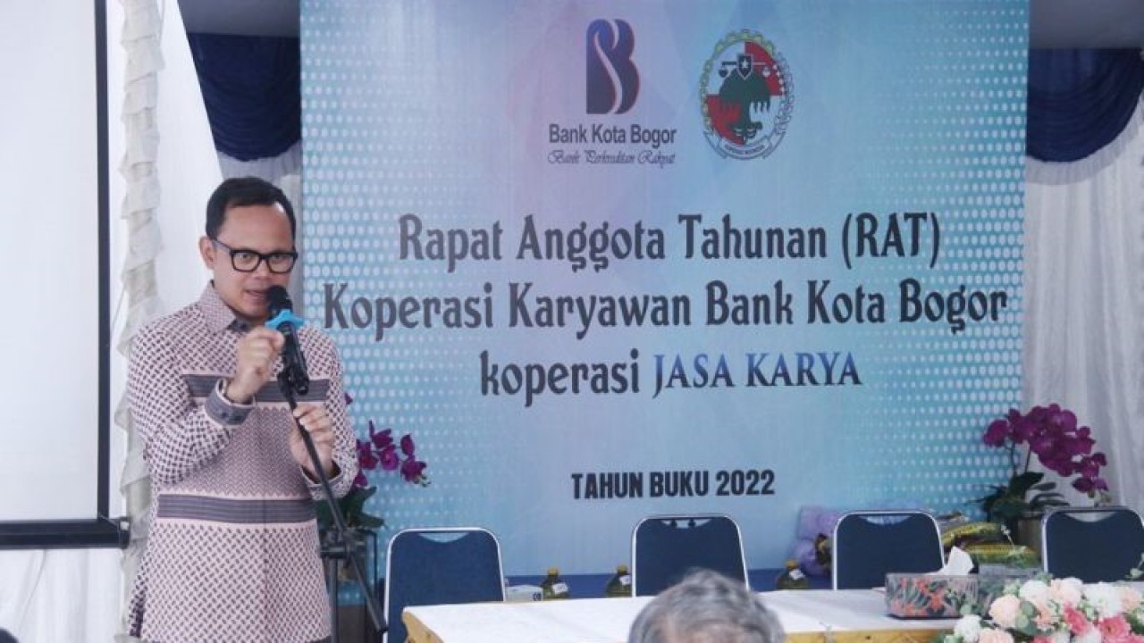 Wali Kota Bogor Bima Arya Sugiarto saat membuka Rapat Anggota Tahunan (RAT) Koperasi Jasa Karya, di halaman Kantor BKB, Jalan Ciwaringin, Kota Bogor, Jawa Barat, Sabtu (11/2/2023). ANTARA/HO/Pemkot Bogor.