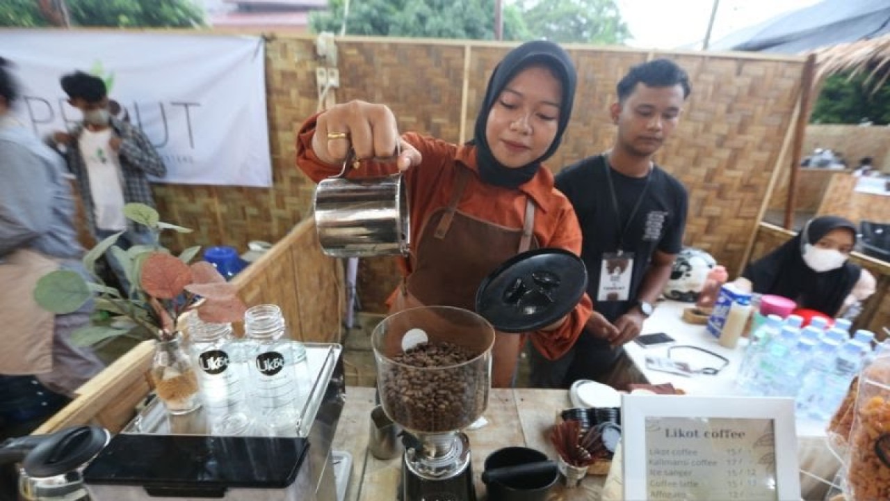 Ilustrasi - pekerja sedang menyaring kopi di Banda Aceh. (ANTARA FOTO/Irwansyah Putra)