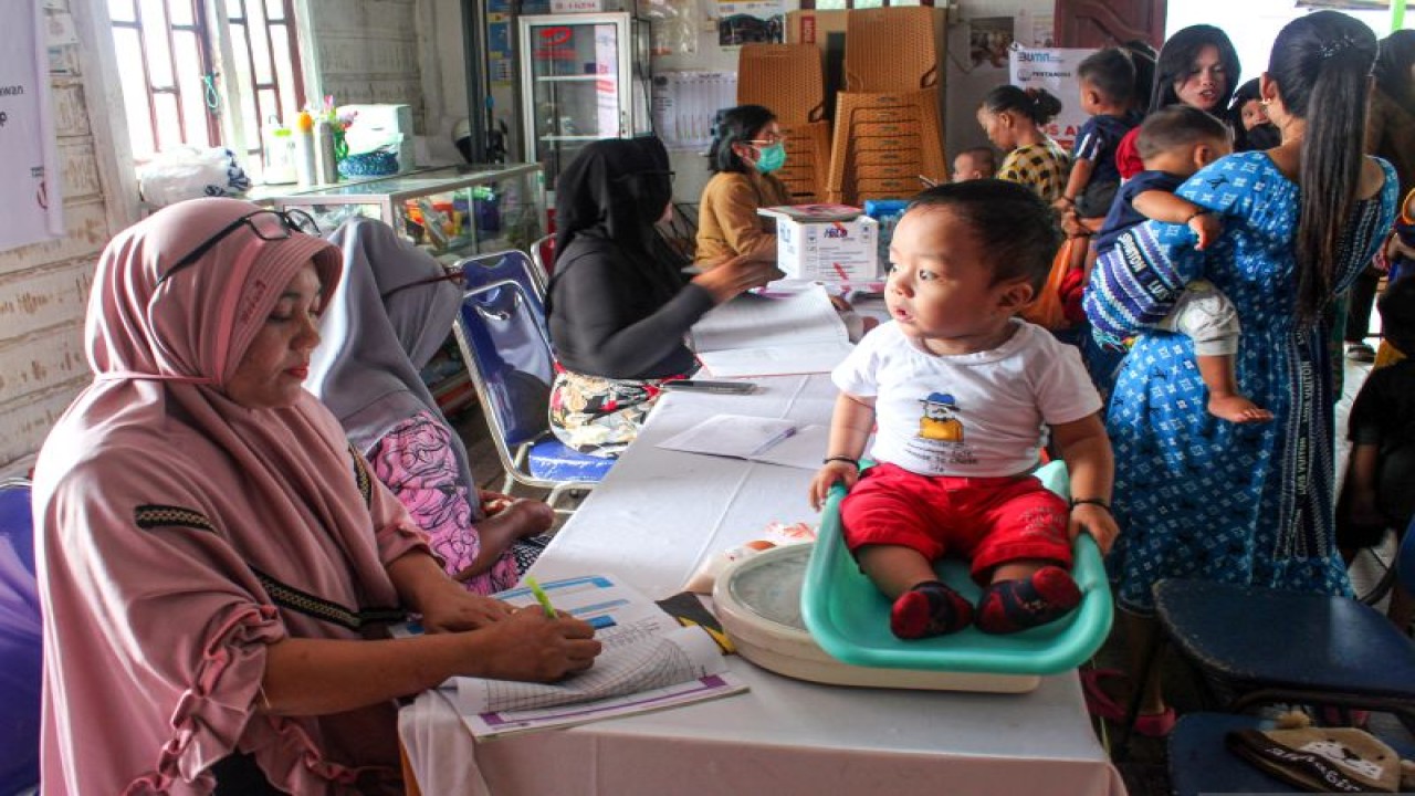 Ilustrasi: Kader posyandu menimbang berat badan balita di Aula Posyandu, Kampung Nelayan Sebrang Belawan, Medan, Sumatera Utara, Senin (16/1/2023). . ANTARA FOTO/Yudi/Lmo/rwa.