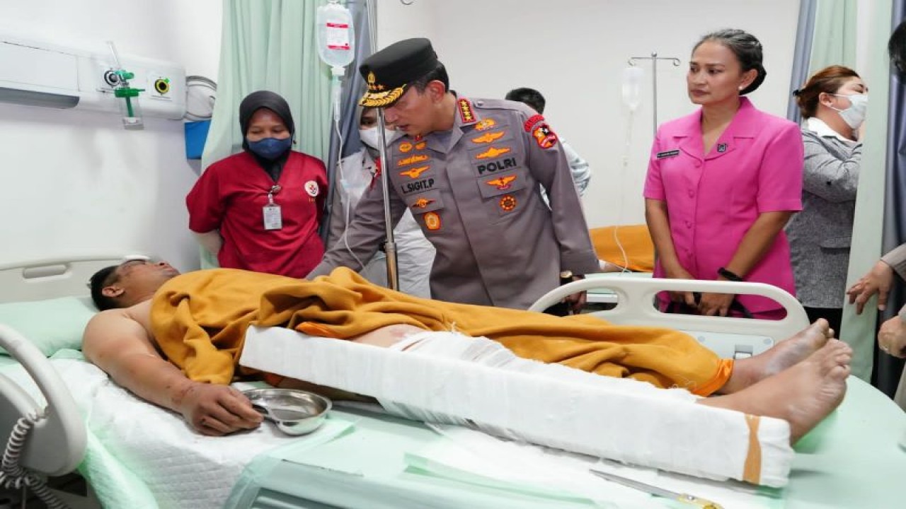 Kapolri saat menjenguk korban kecelakaan helikopter di Jambi, Selasa (21/2/2023) (ANTARA/HO-Polda Jambi)