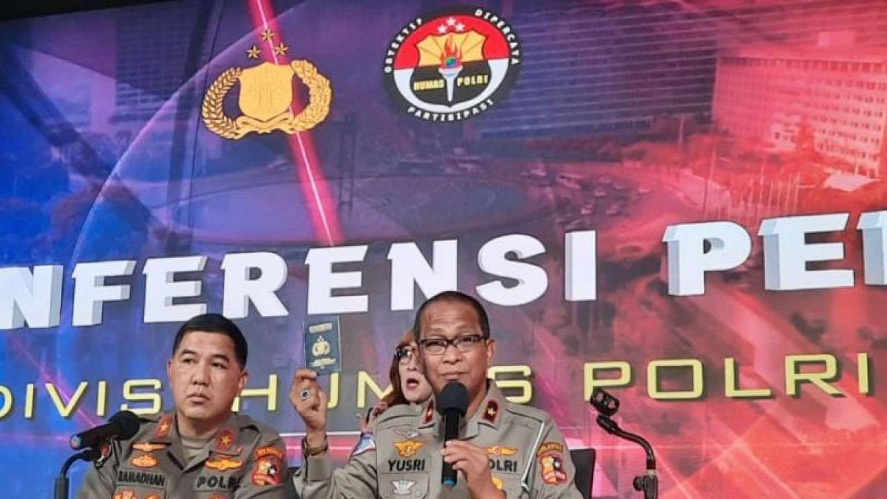 Direktur Registrasi dan Identifikasi (Diregident) Korlantas Polri Brigjen Pol. Yusri Yunus memperlihatkan BPKP baru seukuran paspor yang diterbitkan Korlantas Polri. ANTARA/Laily Rahmawaty