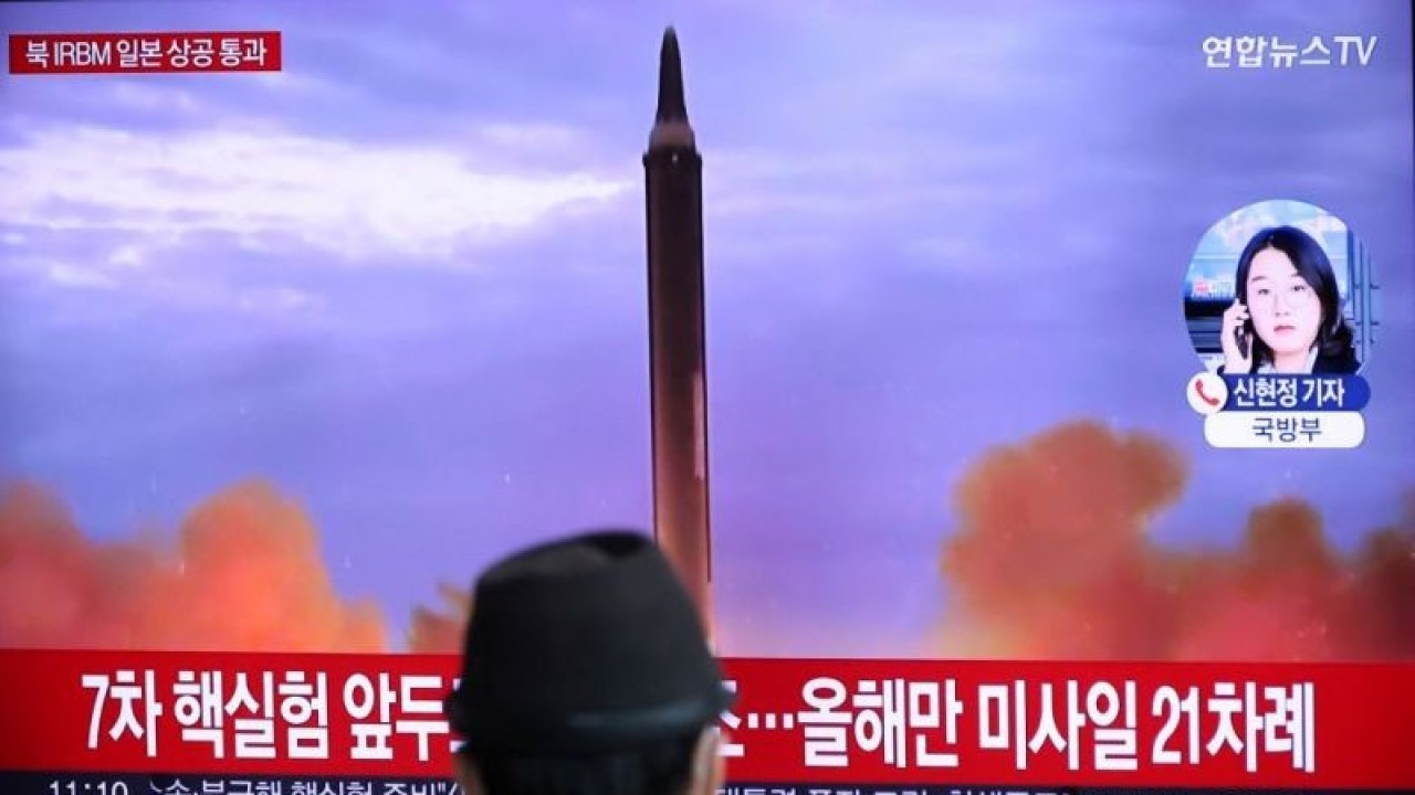 Arsip - Seorang pria menonton TV yang menyiarkan berita tentang Korea Utara yang menembakkan rudal balistik di atas Jepang, di sebuah stasiun kereta api di Seoul, Korea Selatan, 4 Oktober 2022. (ANTARA/REUTERS/Kim Hong-Ji/as)