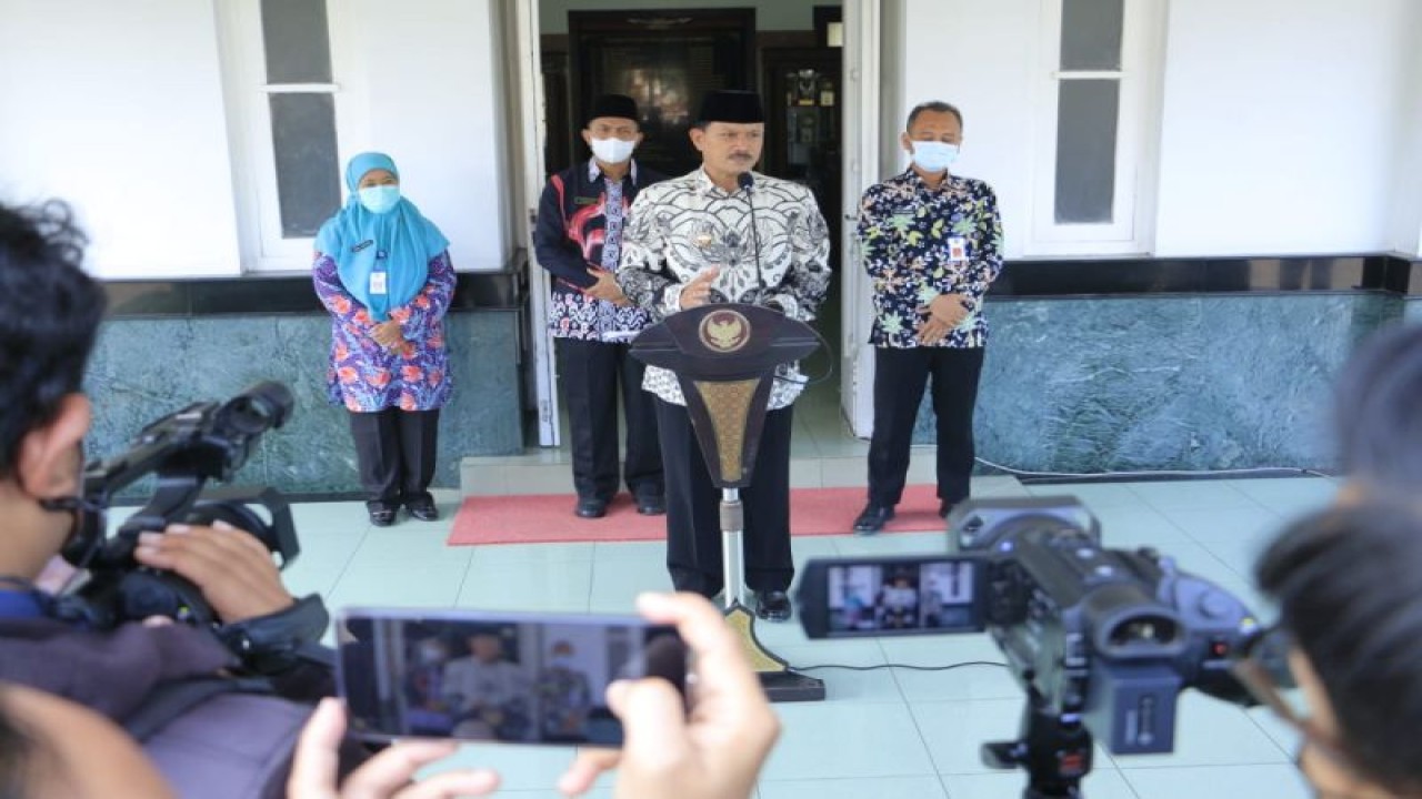 Arsip - Wali Kota Madiun Maidi didampingi jajaran menyampaikan keterangan pers. ANTARA/HO-Diskominfo Kota Madiun