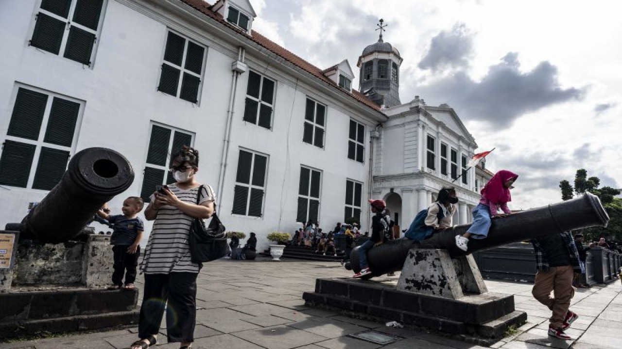 Sejumlah warga berwisata saat libur cuti bersama Imlek 2023 di Kota Tua, Jakarta, Senin (23/1/2023). ANTARA FOTO/Aprillio Akbar/tom.