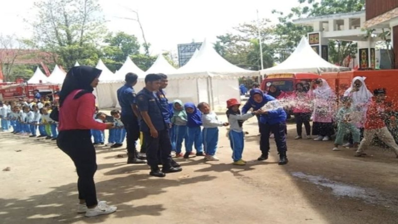 Edukasi pencegahan dan penanganan kebakaran pada anak usia dini di Markas Pemadam Kebakaran Kotawaringin Timur pada 25 Februari 2023. (ANTARA/HO Dinas Damkarmat)