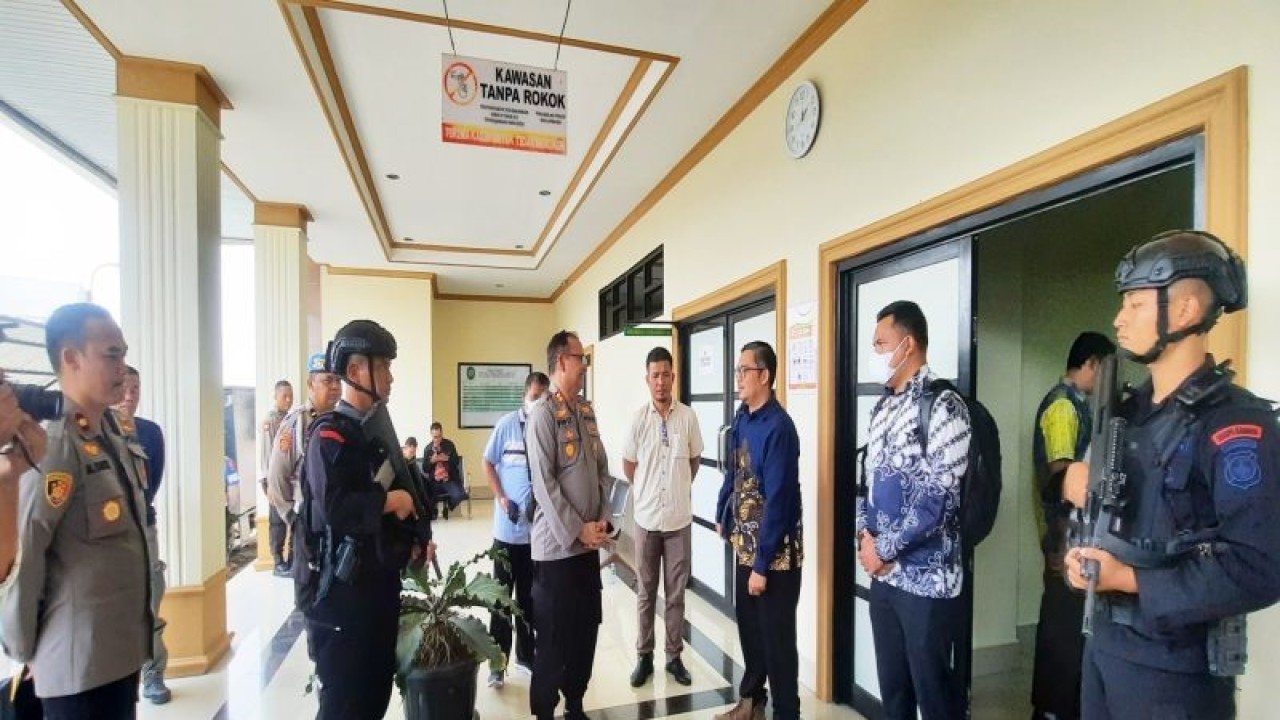 Wakapolresta Banjarmasin AKBP Pipit Subiyanto berbincang dengan tim JPU KPK usai sidang terdakwa Mardani H Maming di Pengadilan Tipikor Banjarmasin, Jumat (10/2/2023). (ANTARA/Firman)