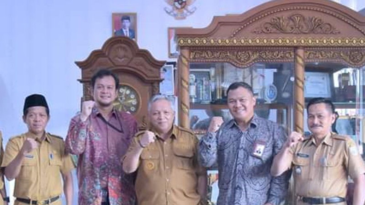 Bupati Bangka Barat Sukirman (tengah) foto bersama tim observasi program desa antikorupsi. (ANTARA/HO-Diskominfo Bangka Barat)