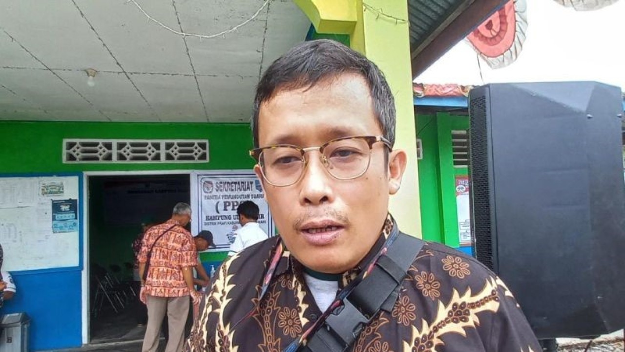 Kasatgas Direktorat Pembinaan Peran Serta Masyarakat KPK RI Jhonson Ridwan Ginting diwawancara usai observasi di Desa Udapi Hilir, Manokwari, Papua Barat, Rabu. (ANTARA/Fransiskus Salu Weking)
