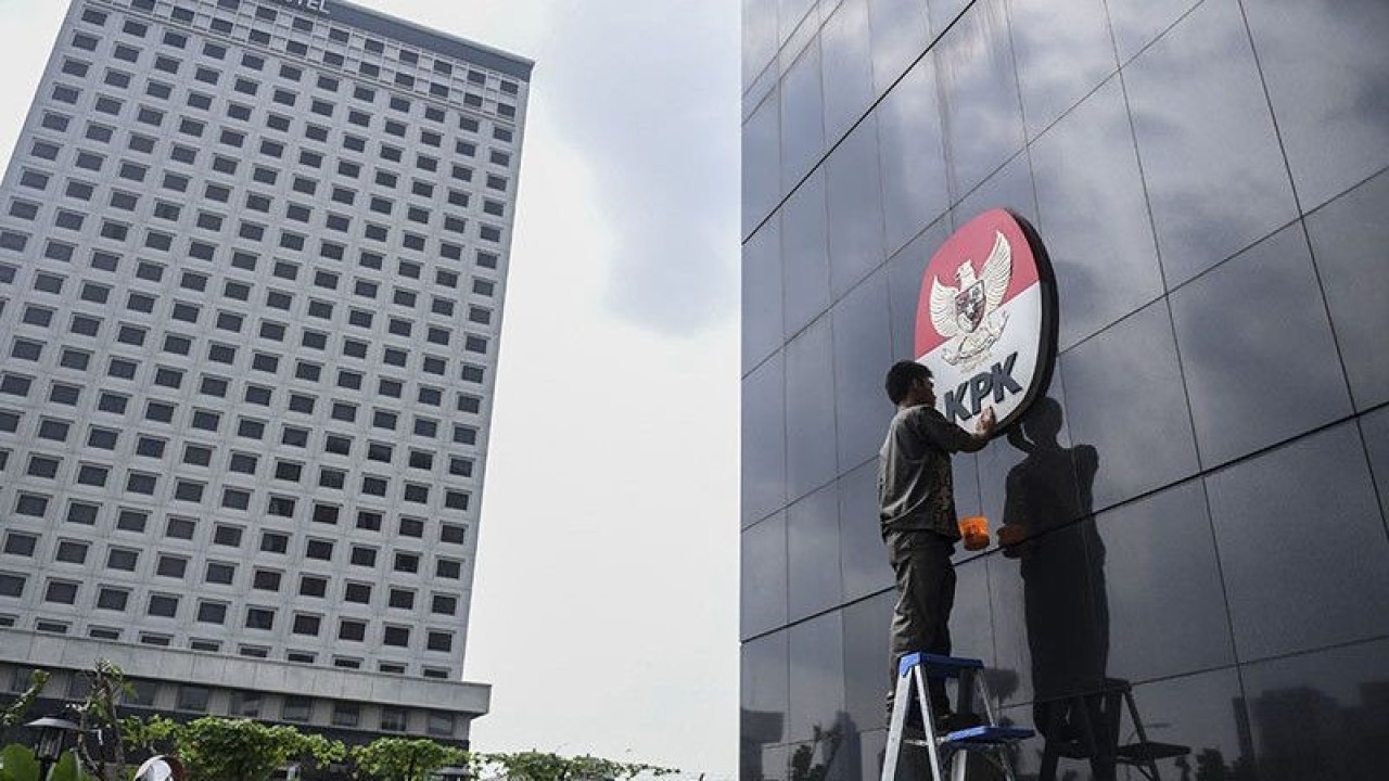 Arsip - Pekerja membersihkan Logo KPK di Gedung Merah Putih, Jakarta, Senin (5/8). (ANTARA FOTO/Hafidz Mubarak A/ama/pri)