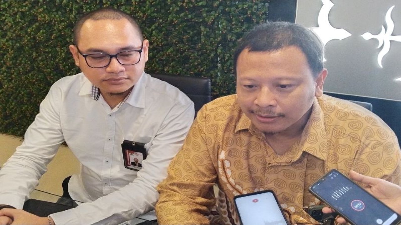 Kepala Direktorat Pembinaan Peran Serta Masyarakat KPK RI Andika Widiarto, saat memberikan keterangan program desa antikorupsi, di Ambon, Senin (13/2). ANTARA/Penina F Mayaut.