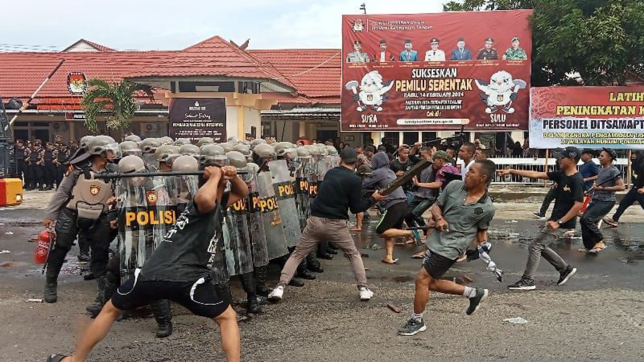 Direktorat Samapta Polda Kalteng melaksanakan sispam tahapan Pemilu 2024 di Kantor KPU Provinsi Kalteng, Palangka Raya, Rabu (1-2-2023). ANTARA/Adi Wibowo