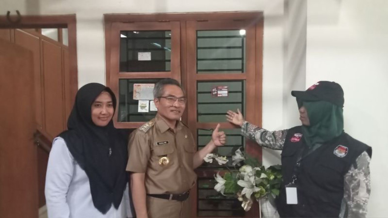 Bupati Bantul Abdul Halim Muslih dan istri usai menerima kunjungan petugas pemutakhiran data pemilih Pemilu dari KPU Bantul, DIY (ANTARA/Hery Sidik)