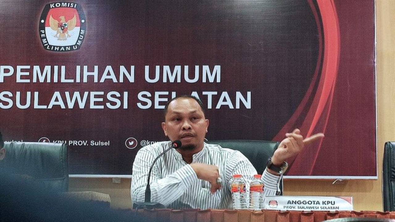 Koordinator Divisi Hubungan Masyarakat, Data dan Informasi, dan Hubungan Antar Lembaga, KPU Sulsel, Uslimin. ANTARA/Darwin Fatir.