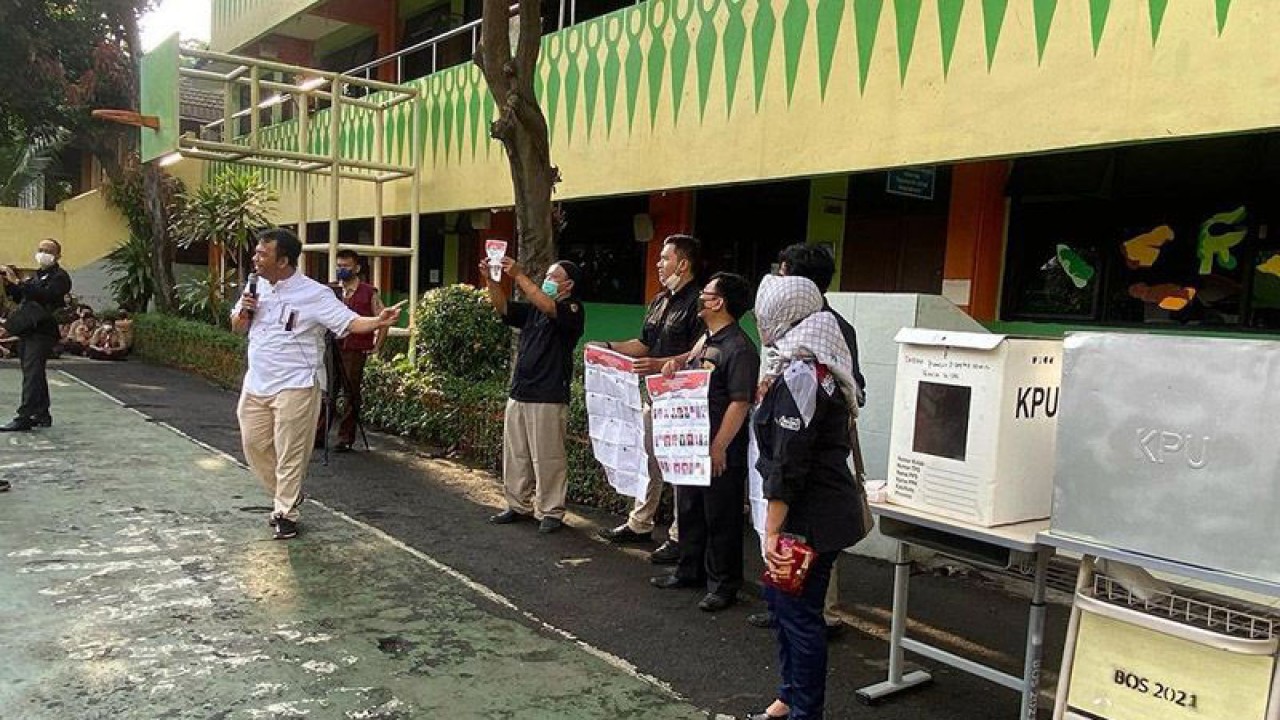Arsip Foto - Pemerintah Kota Jakarta Barat (Pemkot Jakbar) sosialisasikan pemilu ke SMA 33 Cengkareng, Rabu (12/3/2022). ANTARA/Walda/am.