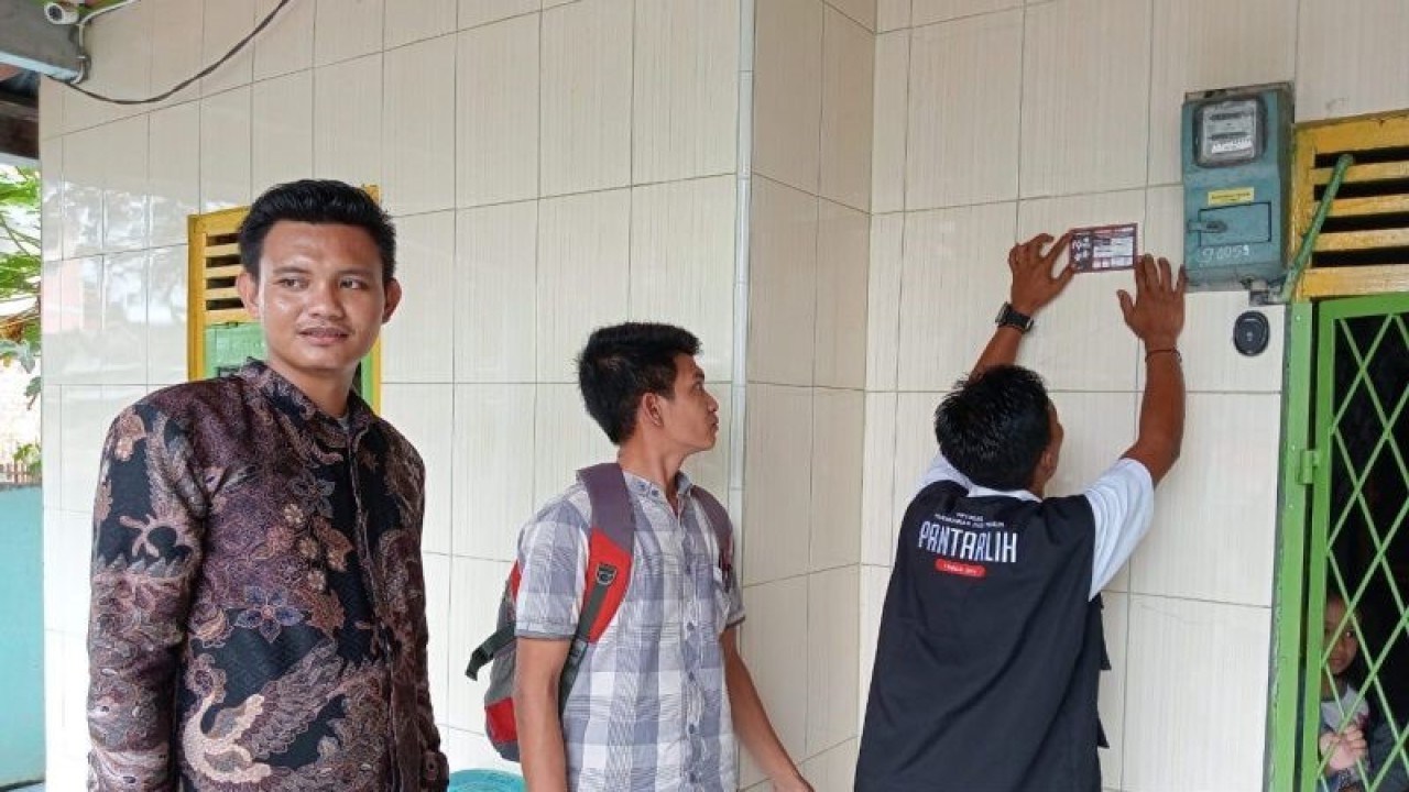 Proses pencocokan dan penelitian (coklit) oleh petugas pantarlih di Kabupaten Rejang Lebong. ANTARA/Nur Muhamad