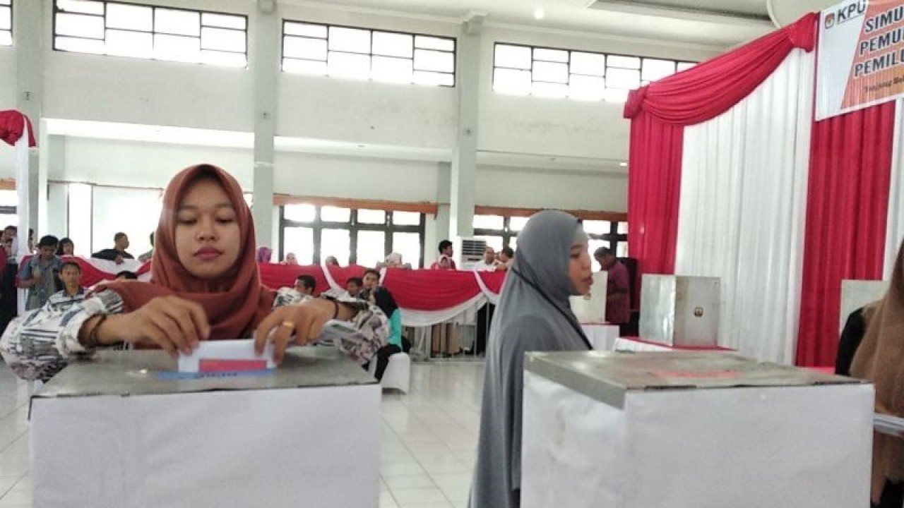 Seorang pemilih memasukkan surat suara ke kotak suara pada simulasi Pemilu Serentak yang digelar Komisi Pemilihan Umum (KPU) Kalimantan Utara di Gedung Wanita Bulungan, Tanjung Selor, Kalimantan Utara beberapa waktu lalu. (Muh. Arfan)