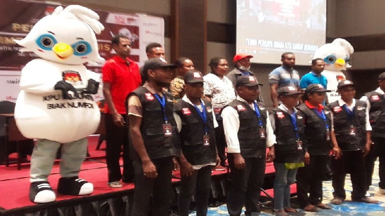 Sosialisasi Maskot Pemilu 2024 Sura dan Sulu kepada masyarakat dan petugas penyelenggara pemilu. ANTARA/Muhsidin