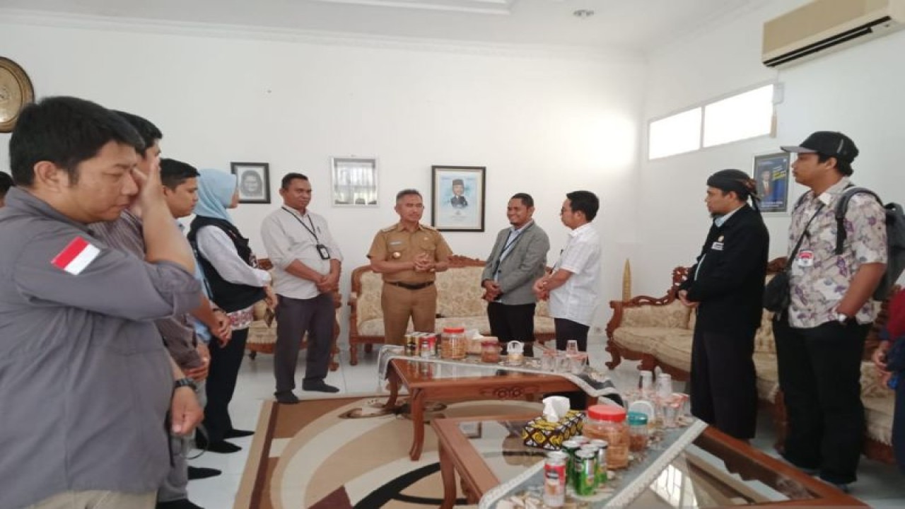 Petugas Komisi Pemilihan Umum Kota Tarakan mulai melakukan pencocokan dan penelitian pemilih pada hari pertama ke rumah jabatan Wali Kota Tarakan Khairul di Tarakan, Senin (13/2/2023). ANTARA/Susylo Asmalyah.