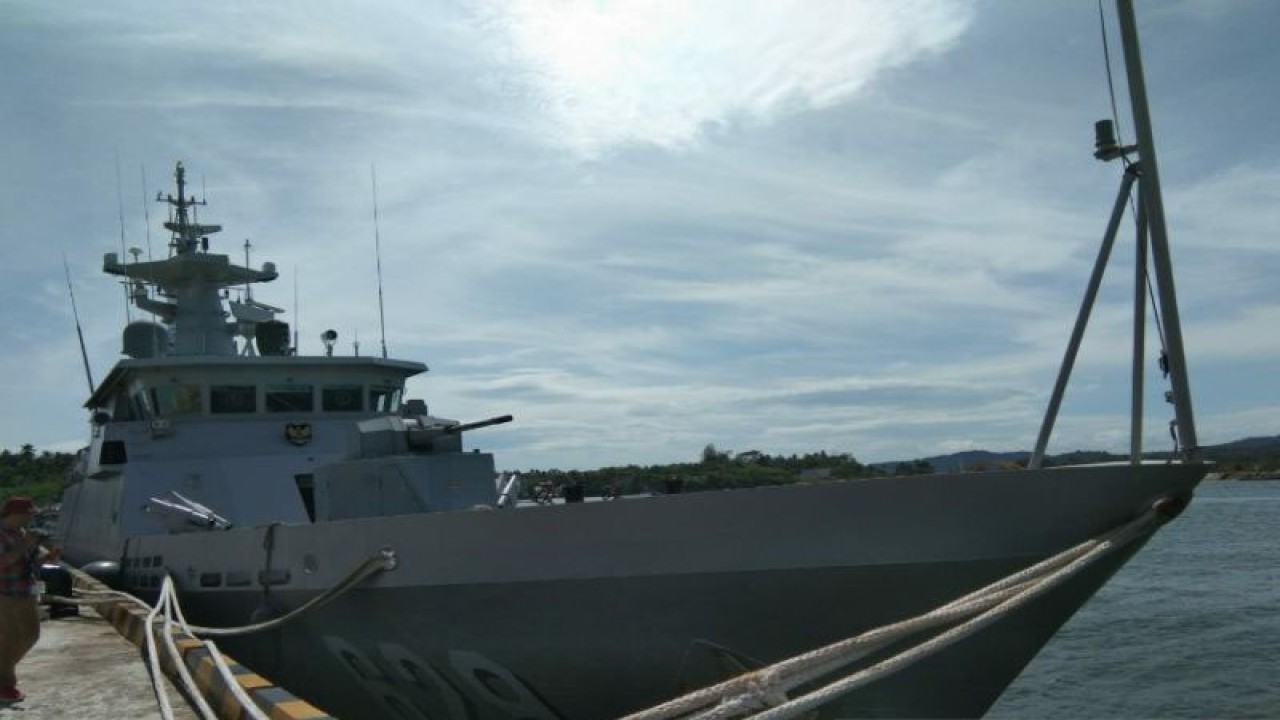 Kapal Perang Republik Indonesia (KRI) Tombak 629 saat melakukan bekal ulang bahan bakar, air tawar, dan bahan makanan di Dermaga Pangkalan TNI Angkatan Laut (Lanal) Kendari, Kota Kendari, Sulawesi Tenggara, Selasa (14/2/2023). ANTARA/Harianto