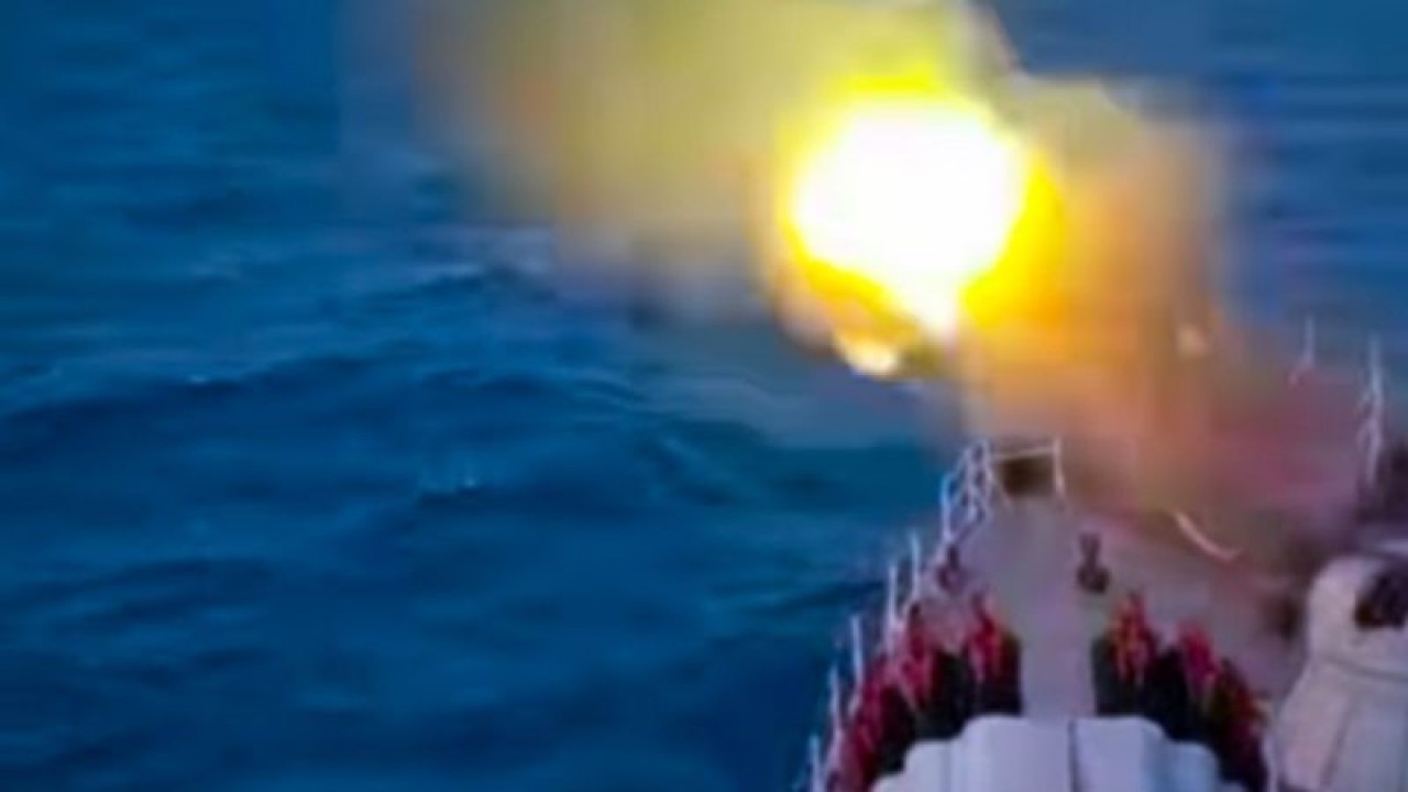 Tangkap layar video KRI Imam Bonjol-383 saat melakukan latihan tembak di Laut Natuna Utara pada Senin (27/2/2023) (ANTARA/Cherman)
