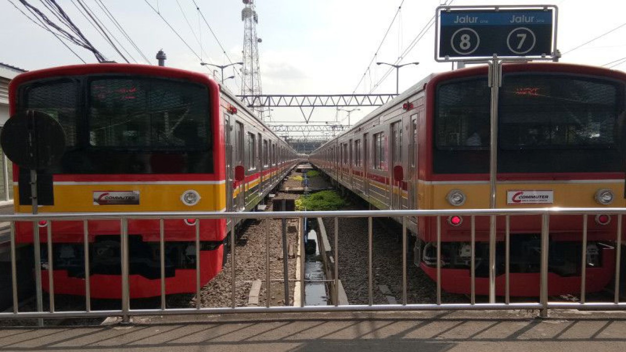 Kereta Rel Listrik bersiap berangkat dari Stasiun Bogor, Jawa Barat, Minggu (20/2/2022). ANTARA/Dewa Ketut Sudiarta Wiguna