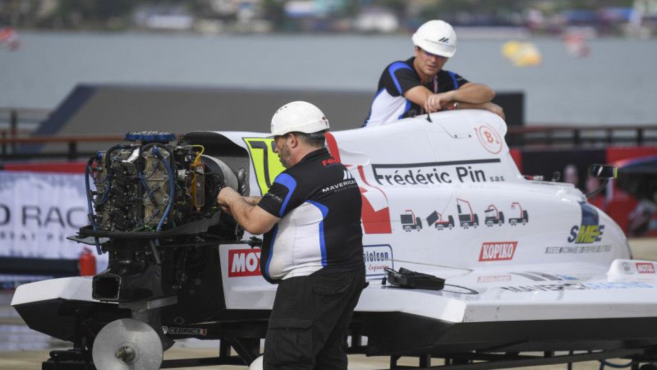 Kru dari tim Maverick Racing mempersiapkan perahu motor super cepatnya sebelum mengikuti latihan bebas putaran pertama Kejuaraan Dunia Perahu Motor F1 Powerboat (F1H2O) 2023 di kawasan Pelabuhan Muliaraja Napitupulu, Balige, Sumatra Utara, Jumat (24/2/2023). ANTARA FOTO/M Risyal Hidayat/foc.