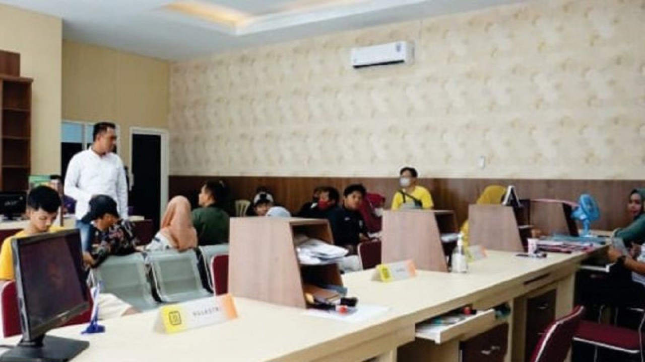 Sejumlah petugas Dispendukcapil Pemkab Bangkalan melakukan input data KTP elektronik untuk Identitas Kependudukan Digital (IKD) (ANTARA/HO-Kominfo Bangkalan)