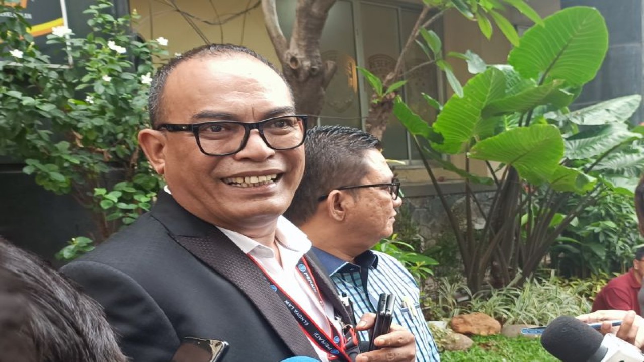 Kuasa hukum tersangka kasus debt collector yang viral, LW, Hendry Noya SH saat ditemui di Jakarta, Senin (27/2/2023). (ANTARA/Ilham Kausar)