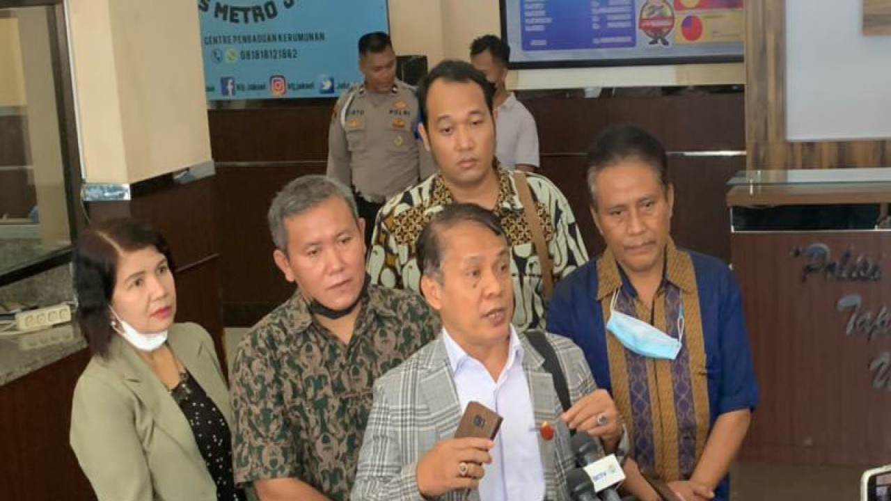 Kuasa hukum tersangka Shane (S), Happy SP Sihombing saat memberikan keterangan kepada wartawan di Polres Metro Jakarta Selatan, Selasa (28/2/2023). ANTARA/Luthfia Miranda Putri/aa.