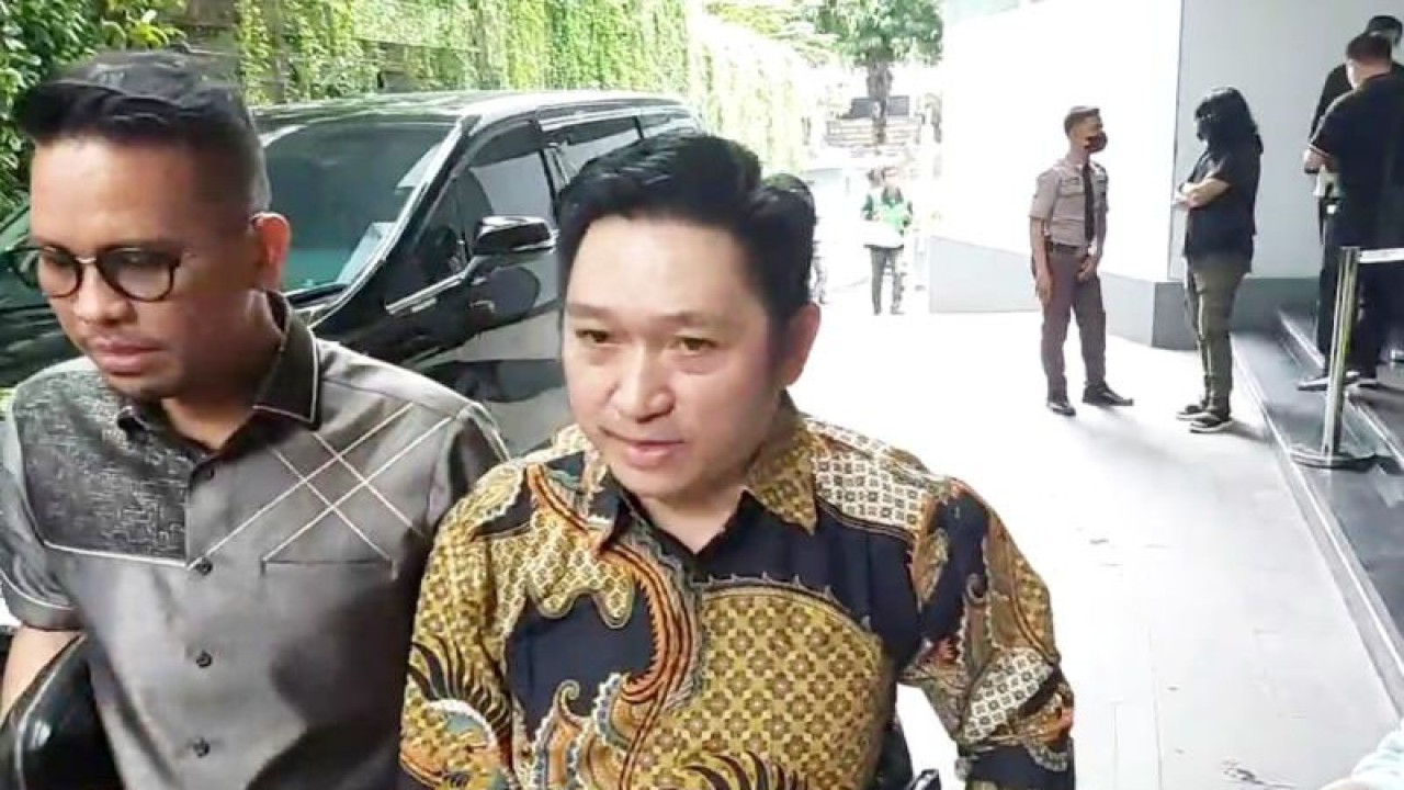 Kuasa hukum Mario Dandy Satriyo (MDS) Dolfie Rompas menyampaikan keterangan kepada media, Jakarta, Senin (27/2/2023). ANTARA/Luthfia Miranda Putri
