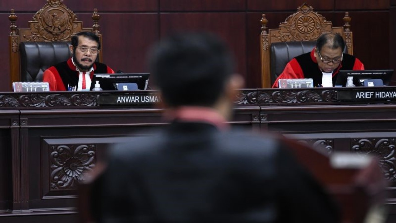 Arsip foto - Ketua Majelis Hakim Mahkamah Konstitusi (MK) Anwar Usman (kiri) memimpin jalannya sidang pleno perkara nomor 114/PUU-XX/2022 terkait uji materi UU Pemilu soal sistem pemilihan legislatif proporsional terbuka di Gedung MK, Jakarta, Kamis (9/2/2023). ANTARA FOTO/Aditya Pradana Putra/foc