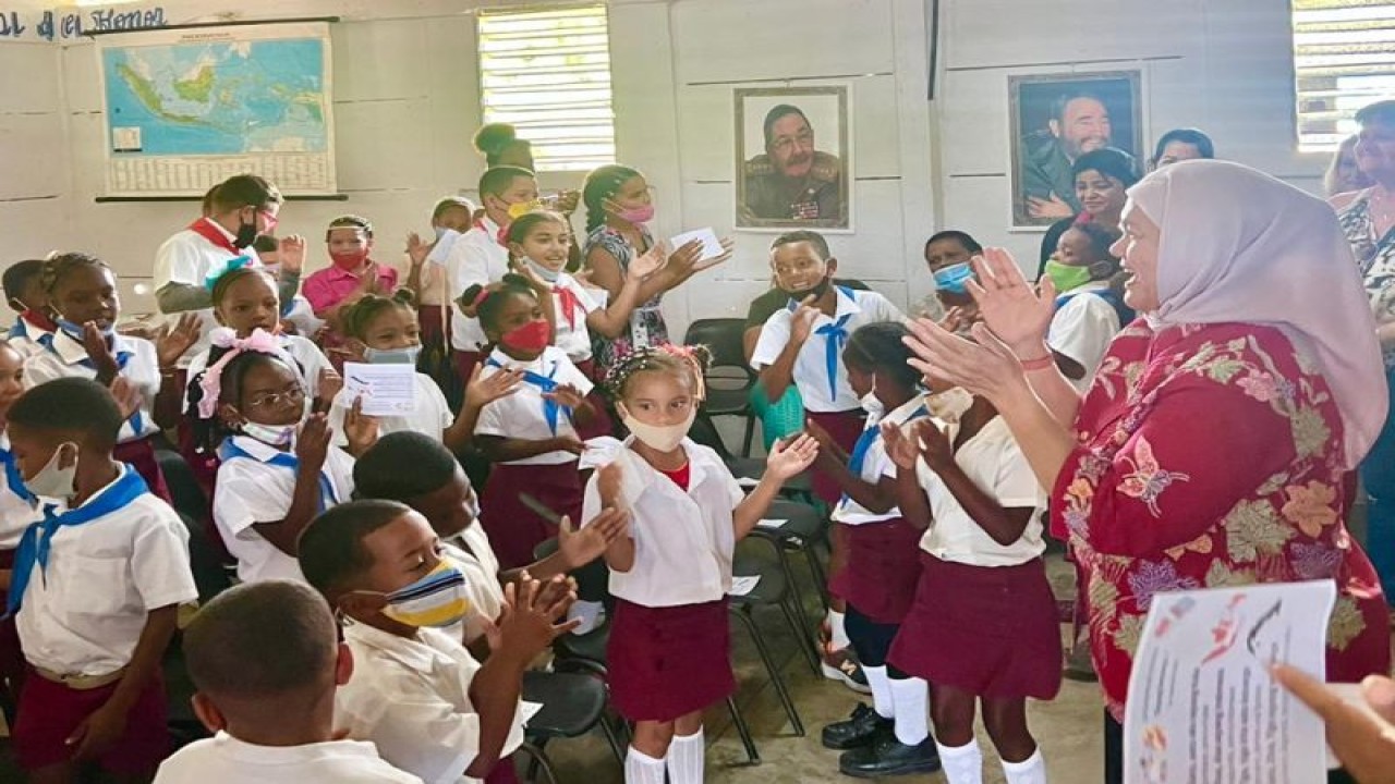 Duta Besar RI untuk Kuba Nana Yuliana berkunjung untuk memberikan bantuan ke Sekolah Republik Indonesia (SRI) yang terletak di kota Marti, Provinsi Matanzas, Kuba pada Jumat (10/2/2023).  (ANTARA/HO-KBRI Havana)