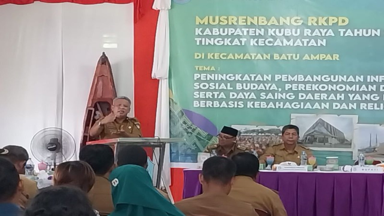 Bupati Kubu Raya Muda Mahendrawan saat membuka Musrenbang Kecamatan Batu Ampar 2024 (ANTARA/Rendra Oxtora)