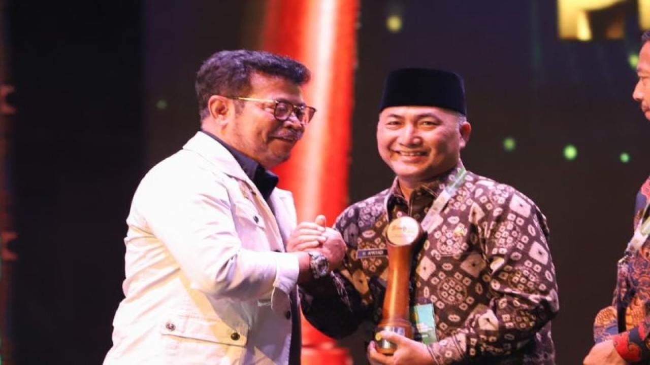 Menteri Pertanian Syahrul Yasin Limpo menyerahkan penghargaan kepada Penjabat Bupati Musi Banyuasin H Apriyadi. (ANTARA/HO/Diskominfo Muba)