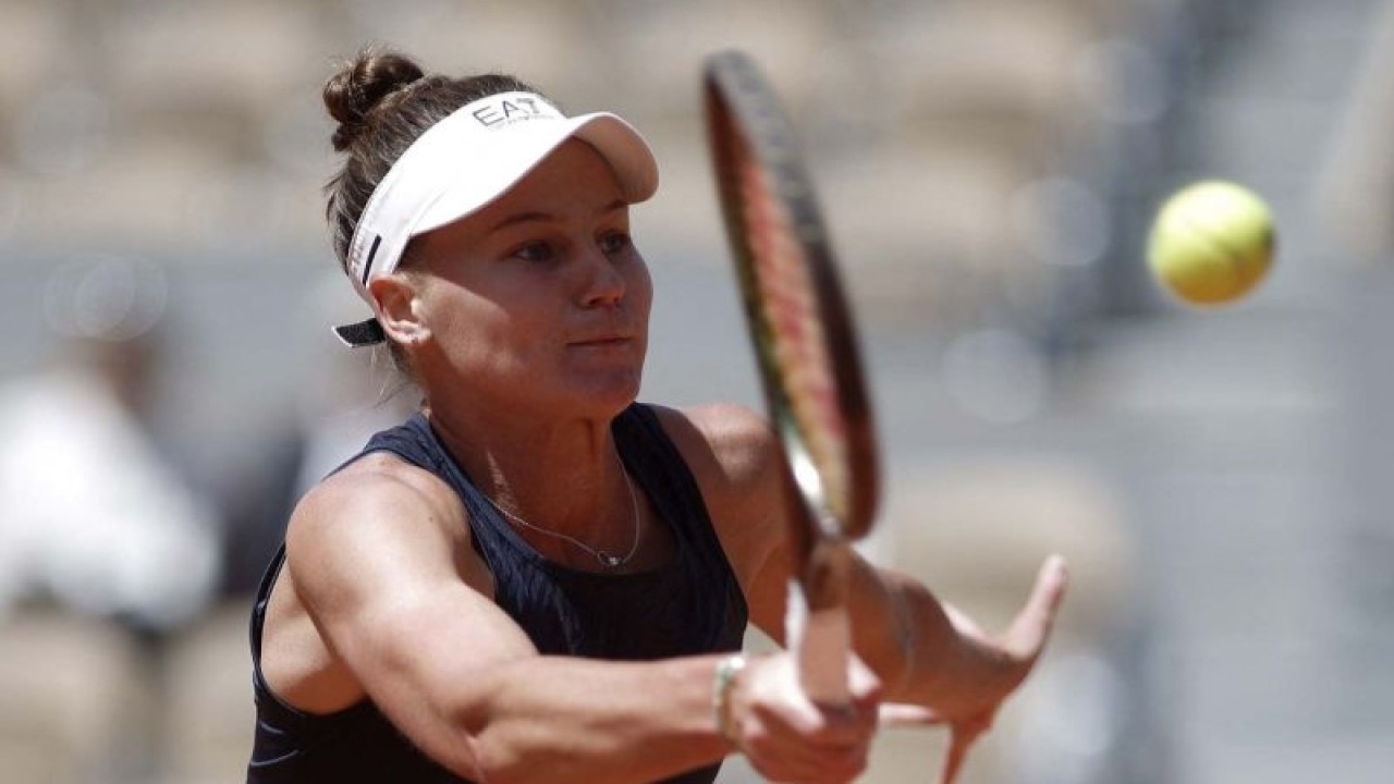 Petenis tunggal putri Rusia Veronika Kudermetova mengembalikan bola ke arah lawannya petenis Rusia Daria Kasatkina pada babak Perempat Final Kejuaraan Prancis Terbuka 2022 di Roland Garros, Paris, Prancis, Rabu (1/6/2022). Daria Kasatnika melaju ke babak Semi Final usai mengalahkan lawannya dua set langsung 6-4 dan 7(7)-6(5). ANTARA FOTO/REUTERS/Benoit Tessier/wsj.
