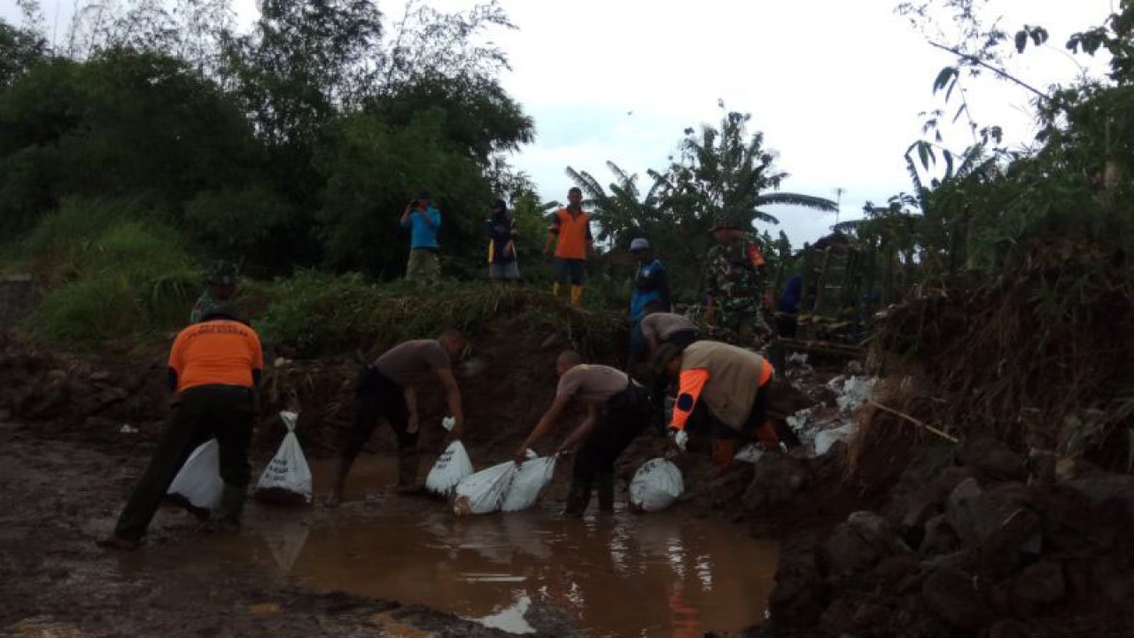 Perbaikan tanggul Sungai Piji di Desa Golantepus, Kecamatan Mejobo, Kabupaten Kudus, Jawa Tengah, Kamis (16/2/2023). (ANTARA/Akhmad Nazaruddin Lathif)
