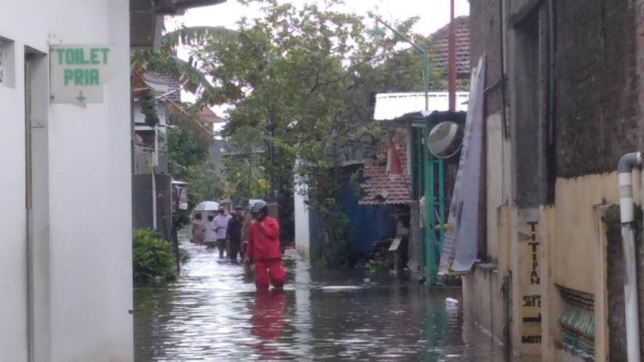 Banjir di Desa Jati Wetan, Kecamatan Jati, Kabupaten Kudus, Jawa Tengah, Jumat (24/2/2024). (ANTARA/Akhmad Nazaruddin Lathif)