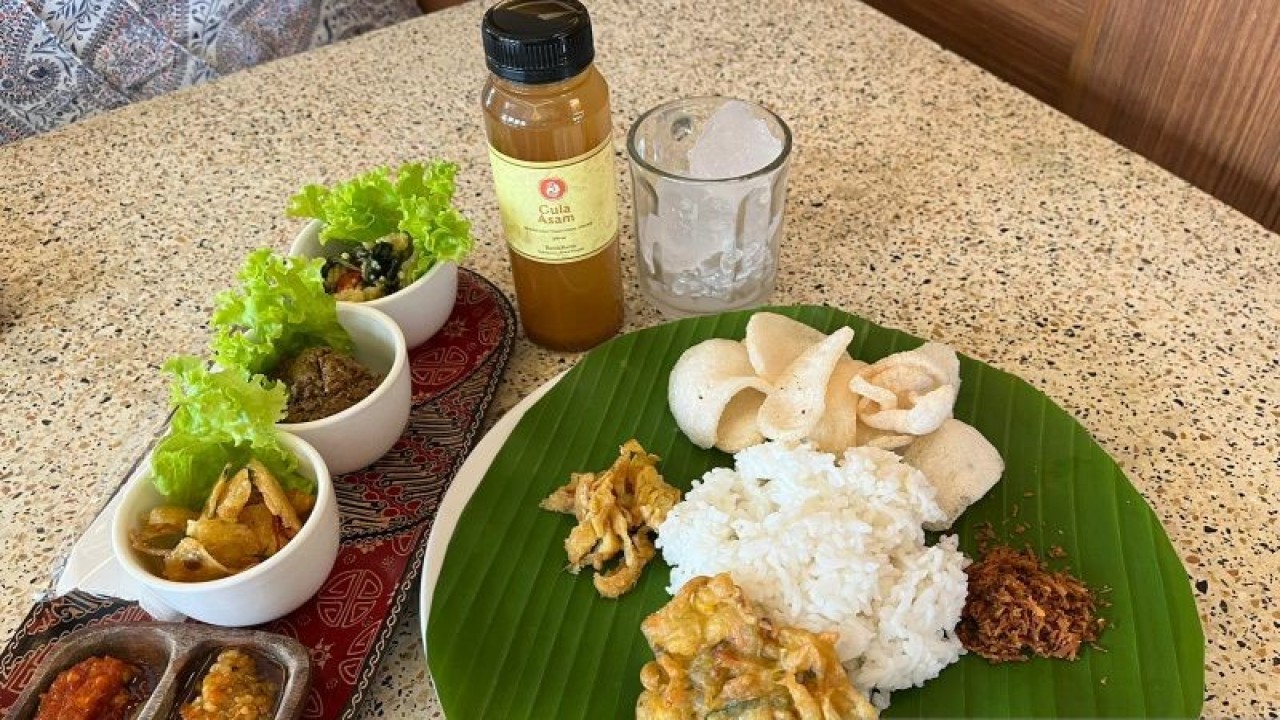 Salah satu menu makanan dan minuman tradisional di Keris Cafe and Kitchen Solo yang disajikan secara kekinian di Solo, Senin (20/2/2023). ANTARA/Aris Wasita