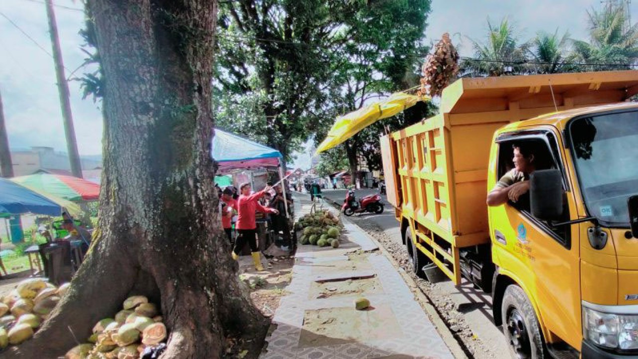 Petugas kebersihan DLH Kabupaten Rejang Lebong tengah menaikan sampah bekas kulit kelapa muda di kawasan Lapangan Setia Negara Curup, Kamis, (9/2/2023). ANTARA/Nur Muhamad