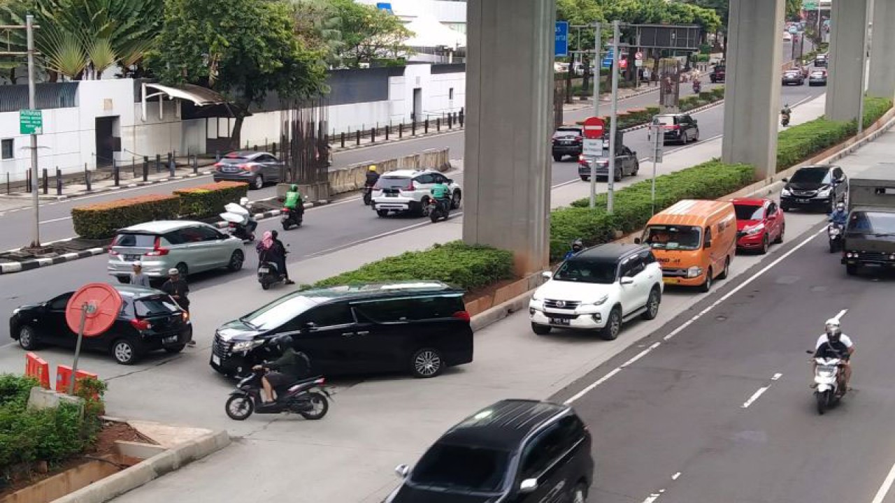 Sejumlah kendaraan melakukan putar balik di salah satu ruas jalan di Kuningan, Jakarta Selatan, Sabtu (11/2/2023). ANTARA/Dewa Ketut Sudiarta Wiguna